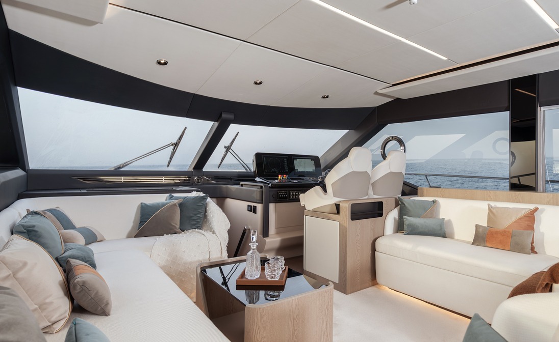 Majesty 60 主沙龍全景舷窗