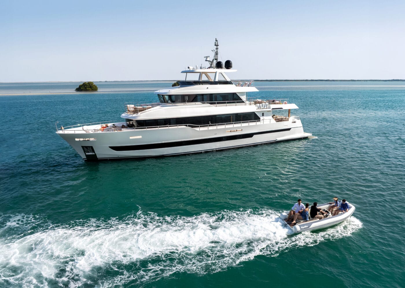 Nomad 101 與接應艇航拍